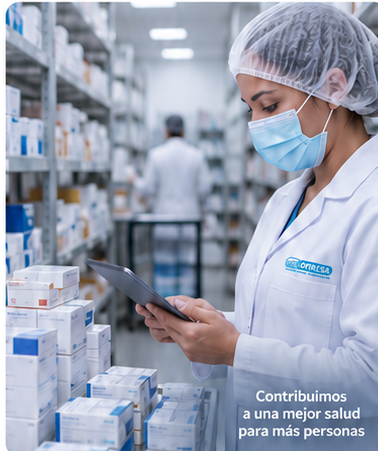 Profesional de OFIRESA revisando inventario farmacéutico